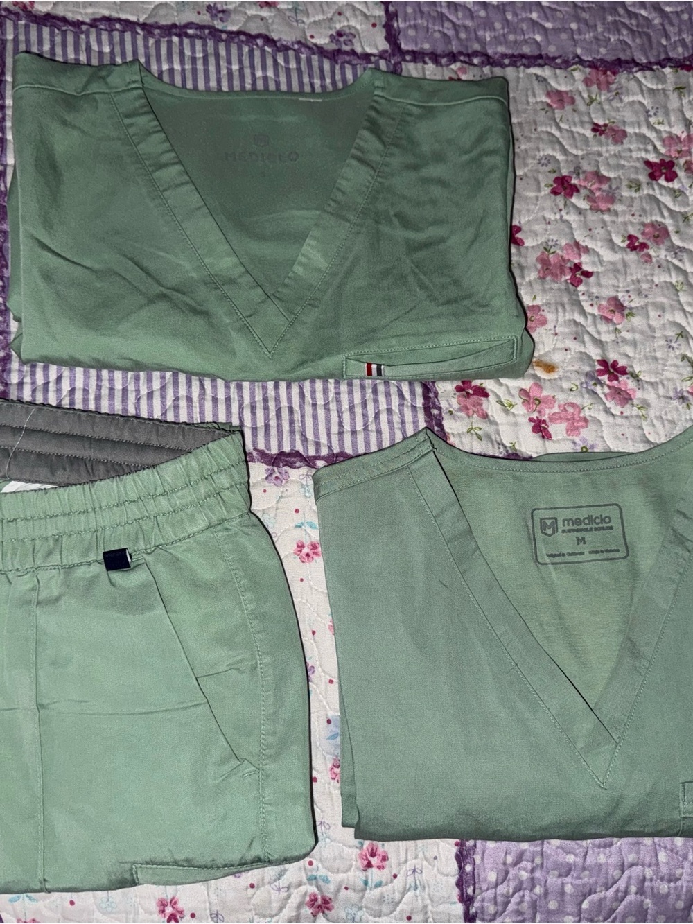 Mediclo Women's Straight Leg Scrub Pants & Top Set in Sage Green